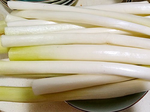 生吃大葱伤胃吗
