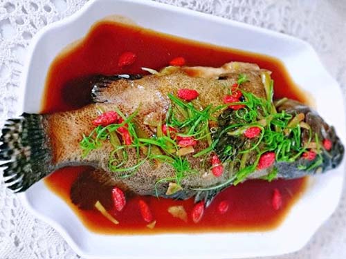 　　鲈鱼怎么做味道好吃 　　鲈鱼蒸多久最佳时间