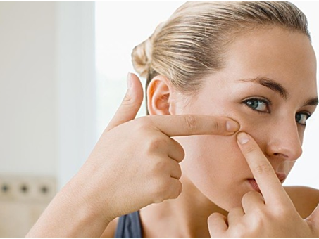 右脸长痘的原???